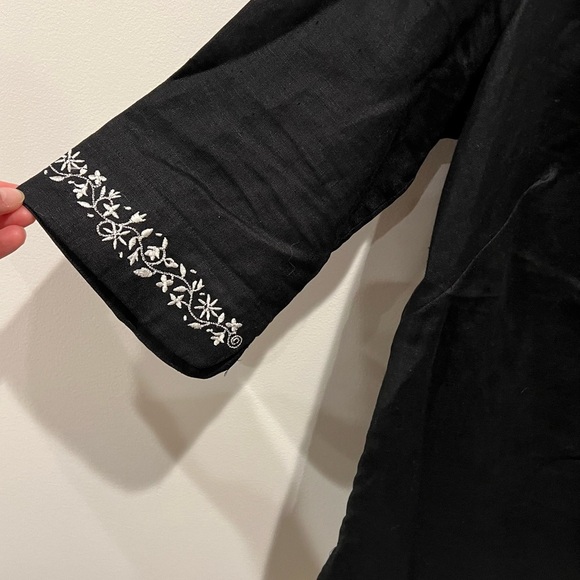 Mercer & Madison Black with White Embroidered Women's Top 100% Linen Size 14W - Picture 3 of 10